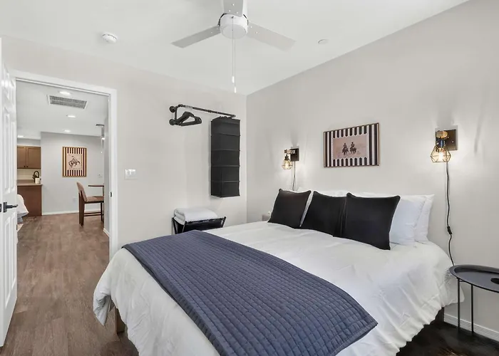 Hoff & Co Flats Rooftop Views Downtown Apartment *